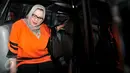 Anggota DPR RI F-Partai Hanura Dewie Yasin Limpo turun dari mobil tahanan saat tiba di KPK, Jakarta, Selasa (27/10). Dewie menjalani pemeriksaan perdana sebagai tersangka kasus dugaan suap proyek pembangkit listrik di Papua. (Liputan6.com/Helmi Afandi)