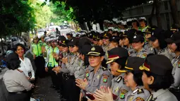 Polwan dari berbagai direktorat diturunkan untuk menjaga demo agar tidak berujung pada hal-hal tak diinginkan, Jakarta, Kamis (21/11/2014). (Liputan6.com/Johan Tallo)