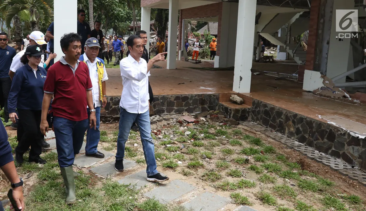 Presiden Joko Widodo atau Jokowi meninjau lokasi terdampak tsunami Selat Sunda di Carita, Banten, Senin (24/12). Jokowi tiba di lokasi bencana pukul 09.00 WIB. (Liputan6.com/Angga Yuniar)
