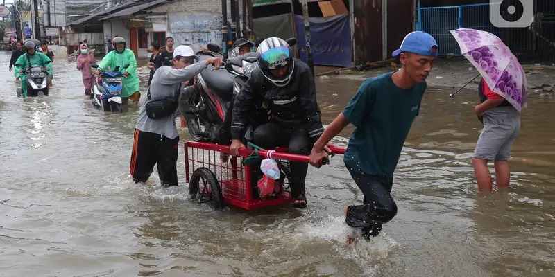 Jasa Gerobak Angkut Motor Bermunculan di Tengah Banjir Tangerang