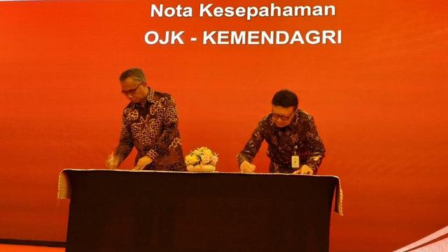 OJK melakukan penandatanganan nota kesepahaman dengan Kementerian Dalam Negeri dan PPATK, di Kompleks Bank Indonesia (BI), Jakarta, Selasa (19/2/2019).