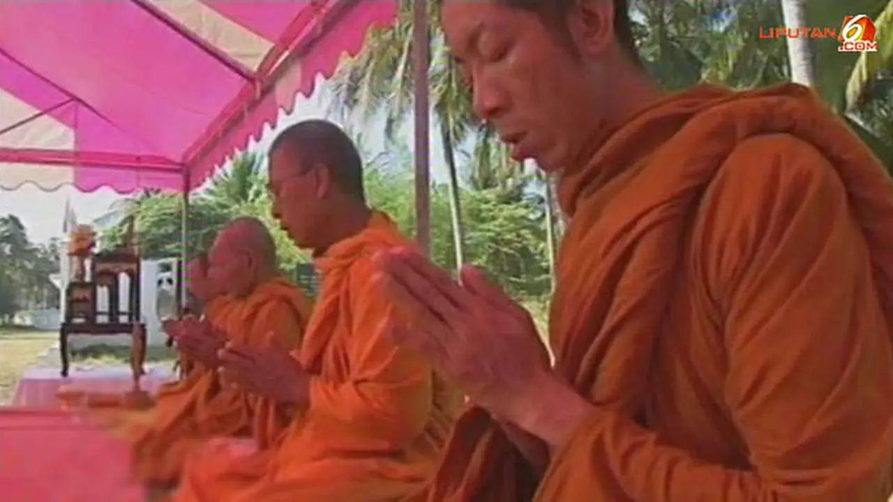 doa-tsumani-thailand121226d.jpg