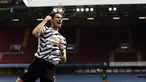 Pemain Manchester United Edinson Cavani melakukan selebrasi usai mencetak gol ke gawang Aston Villa pada pertandingan Liga Inggris di Villa Park, Birmingham, Inggris, Minggu (9/5/2021). Manchester United menang 3-1. (Shaun Botterill/Pool via AP)