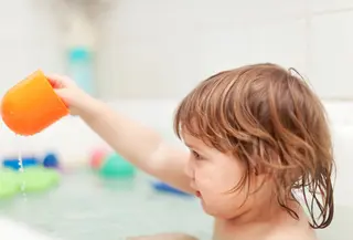 Sensory play tidak hanya melibatkan tangan, tetapi juga dapat mengajak anak bergerak aktif. [Dok/freepik.com/bearfotos]