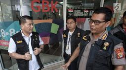 Satuan Tugas (Satgas) Antimafia Bola Polri melakukan penggeledahan di Kantor Persatuan Sepak Bola Indonesia (PSSI) terkait kasus dugaan skandal pengaturan skor pertandingan sepak bola Indonesia. Liputan6.com/Faizal Fanani