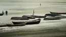 Anak-anak bermain di dekat perahu nelayan di sebuah sungai kering di Allahabad, India (3/6/2015). Cuaca panas yang melanda India tidak hanya menewaskan ratusan warga, tetapi mengubah sungai menjadi seperti lapangan.  (AFP PHOTO/SANJAY Kanojia) 