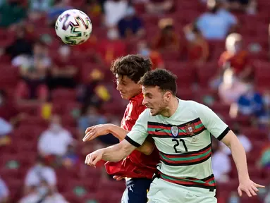 Pertandingan Spanyol dan Portugal dalam uji coba jelang Euro 2020 (Euro 2021) berlangsung di Wanda Metropolitano, Madrid, Sabtu (5/6/2021) dini hari. Mereka harus berbagi skor imbang 0-0 karena tak ada gol yang tercipta dari peluang-peluang mereka. (Foto: AFP/Javier Soriano)