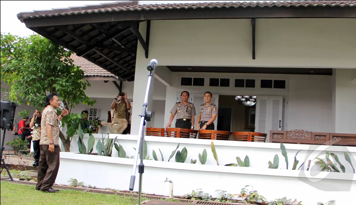 Sebuah mikrofon dipersiapkan jelang kedatangan Komisi III ke rumah Wakapolri Badrodin Haiti di kawasan Jagakarsa, Jakarta, Rabu (15/4/2015). (Liputan6.com/Helmi Afandi)