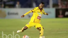 Pemain Sriwijaya FC, Nur Iskandar saat beraksi melawan Arema pada Piala Presiden 2017 di Stadion Manahan, Solo, (26/2/2017). Arema menang 3-1. (Bola.com/Nicklas Hanoatubun)