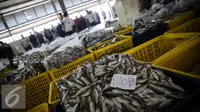 Ikan yang telah dibekukan dilelang di pelelangan ikan Muara Angke, Jakarta, Kamis (24/3). KKP Targetkan Pemanfaatan Hasil Laut Capai Rp1.000 Triliun. (Liputan6.com/Faizal Fanani)