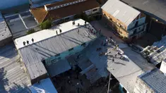 Narapidana melemparkan batu ke arah polisi dari atap penjara Tacumbu saat kerusuhan di Asuncion, Paraguay, Selasa (16/2/2021). Menurut Kementerian Kehakiman Paraguay, enam narapidana tewas dalam kerusuhan di penjara Tacumbu. (AP Photo/Jorge Saenz)