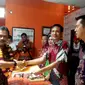 KPUD Bengkulu Tengah terus melakukan sosialisasi guna meningkatkan partisipasi pemilih dalam Pilkada Langsung 15 Februari salah satunya dengan Puting SuSu (LIputan6.com/Yuliardi Hardjo)