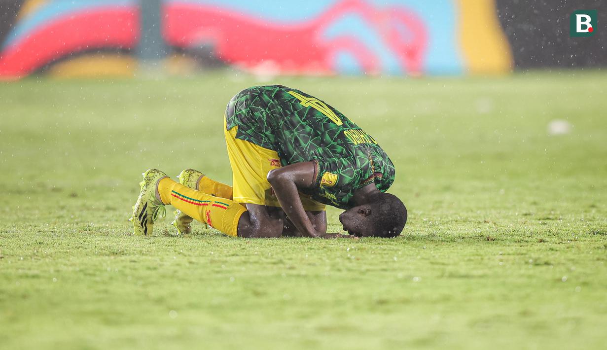 <p>Sujud syukur dilakukan pemain Timnas Mali U-17, Ousmane Thiero setelah memastikan kemenangan 3-0 atas Timnas Argentina U-17 pada laga perebutan tempat ketiga Piala Dunia U-17 2023 di Stadion Manahan, Solo, Jumat (1/12/2023). (Bola.com/Bagaskara Lazuardi)</p>