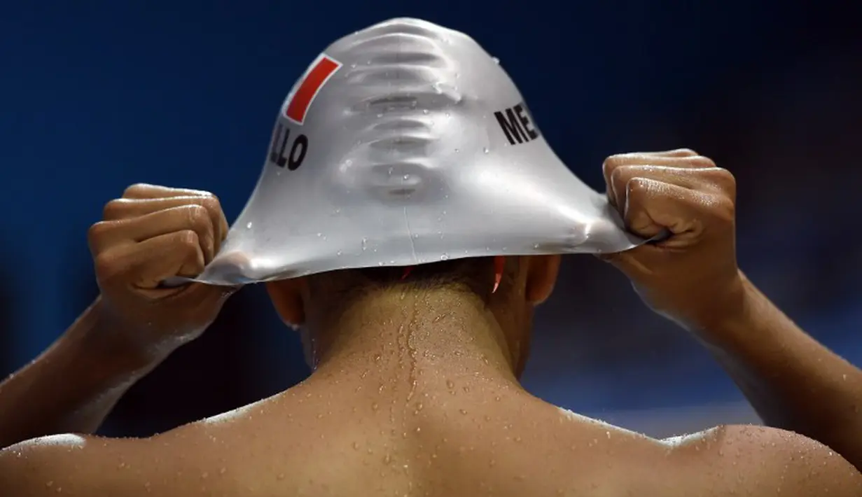 Perenang Meksiko, Ezequiel Trujillo, saat melakukan pemanasan sebelum berlomba dalam Pan American Games 2015 di Toronto, Kanada. (17/7/2015). (AFP PHOTO/TIMOTHY  A. CLARY)