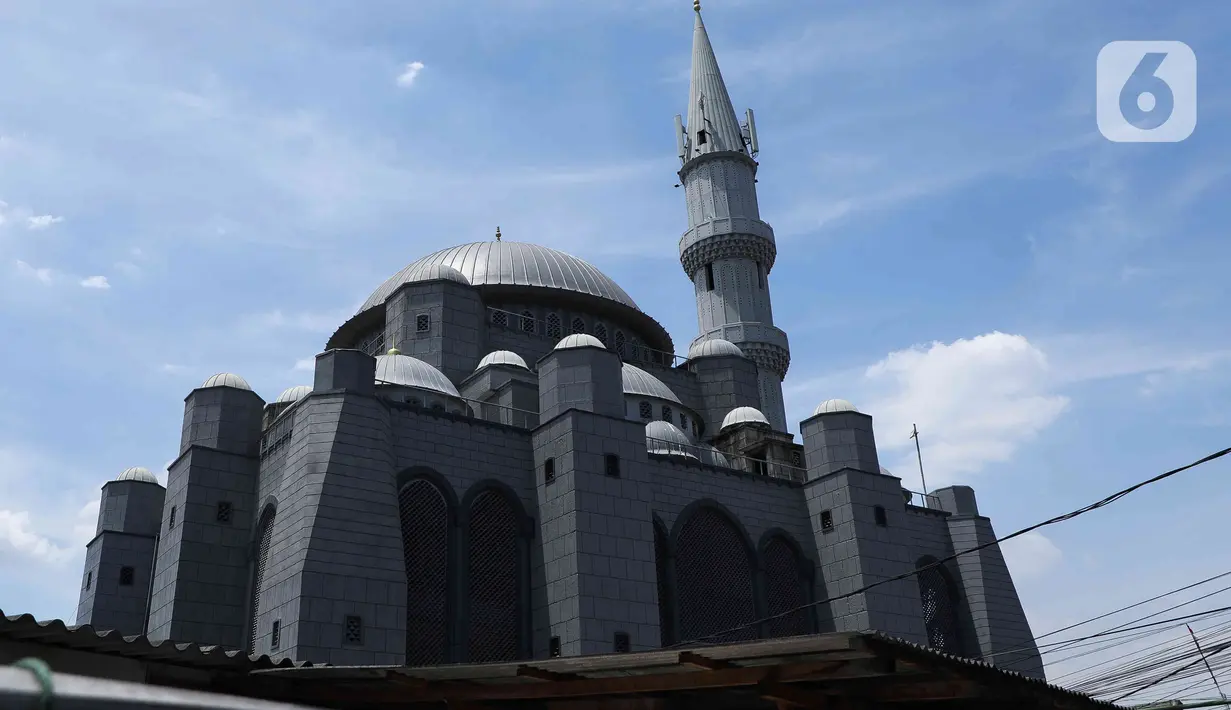 Arsitektur Masjid Jami Al Fajri yang dibuat mirip dengan Masjid Sultan Ahmed atau Masjid Biru, rumah ibadah paling ikonik di Istanbul, Turki, ini berada di kawasan Pasar Minggu, Jakarta, Kamis (6/4/2023). (Liputan6.com/Herman Zakharia)
