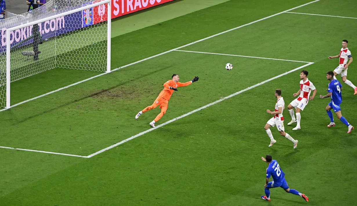Pemain Italia, Mattia Zaccagni, mencetak gol ke gawang Kroasia dalam duel matchday terakhir Grup B Euro 2024 di Leipzig Stadium, Selasa (25/6/2024). Pasukan Luciano Spalletti hampir menelan kekalahan pahit, beruntung bisa mencetak gol penyeimbang di ujung laga melalui aksi Mattia Zaccagni di menit ke-90+8. (AFP/John Macdougall)
