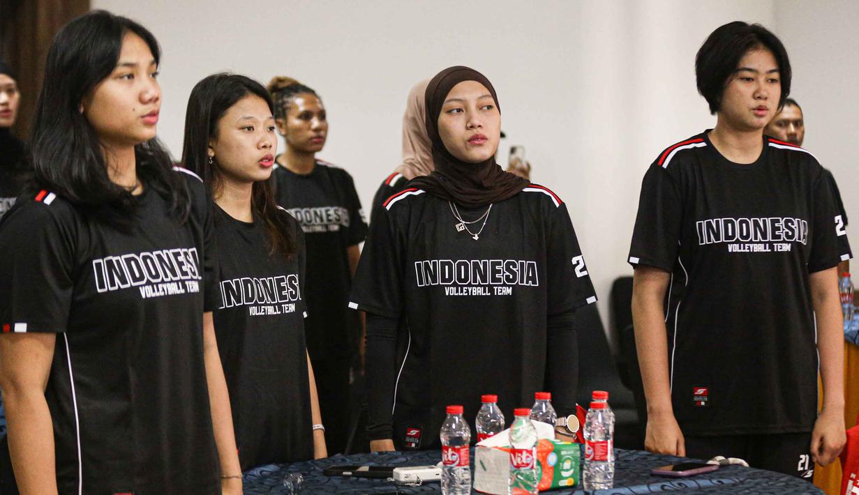 Pemain Timnas voli putri Indonesia saat upacara pelepasan di Padepokan Voli Jenderal Polisi Kunarto, Sentul, Jawa Barat, Selasa (2/6/2026). (Bola.com/Abdul Aziz)