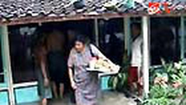 Banjir bandang melanda lima desa di Kecamatan Balong Panggang, Kabupaten Gresik, Jatim. Banjir akibat meluapnya Sungai Lamong menyusul tingginya curah hujan. 