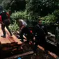 Tim Polda Riau dan Kementerian LHK membongkar illegal logging atau pembalakan liar di kawasan Cagar Biosfer Giam Siak Kecil, Bengkalis, Riau. (Liputan6.com/M Syukur)