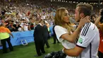 Disela-sela selebrasi gelar juara Piala Dunia 2014, Brasil, (14/7/2014), sejumlah pemain Jerman memanfaatkan waktu melepas rindu bersama orang terkasih. (REUTERS/Darren Staples)  