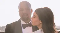 Beberapa kali, Kim Kardashian dan Kanye West dikabarkan bercerai, ia justru membantahnya dengan memasang foto pernikahan (Instagram/@kimkardashian)