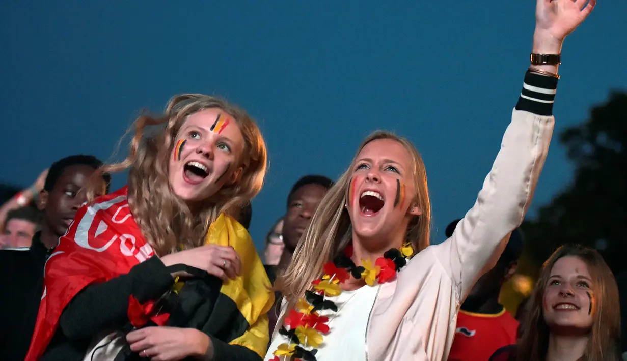 Fans Cantik Belgia merayakan kemenangan saat timnya  mengalahkan Hungaria pada babak 16 besar piala Eropa 2016 di Brussels, Belgia, (26/6/2016). (REUTERS/Eric Vidal)