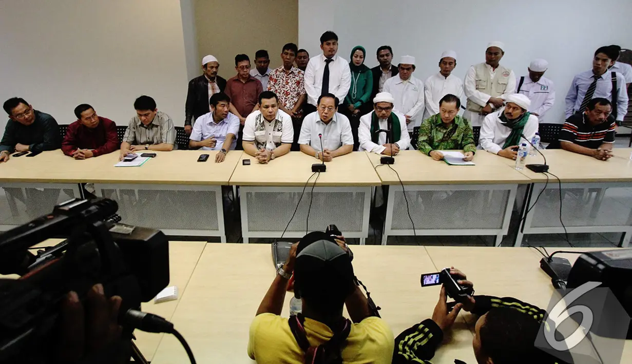 Suasana konferensi pers oleh Ketua Umum Partai Persatuan Pembangunan (PPP) versi Muktamar Jakarta, Djan Faridz usai penyerangan massa kubu Romi ke kantor PPP, Jakarta, Rabu (3/12/2014). (Liputan6.com/Faizal Fanani)