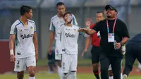 Pelatih PSIM Yogyakarta, Imran Nahumarury (kanan) saat melawan Persikab Bandung pada laga pertama Grup Tengah Liga 2 2022/2023 di Stadion Si Jalak Harupat, Bandung, Minggu (28/8/2022). (Bola.com/M Iqbal Ichsan)