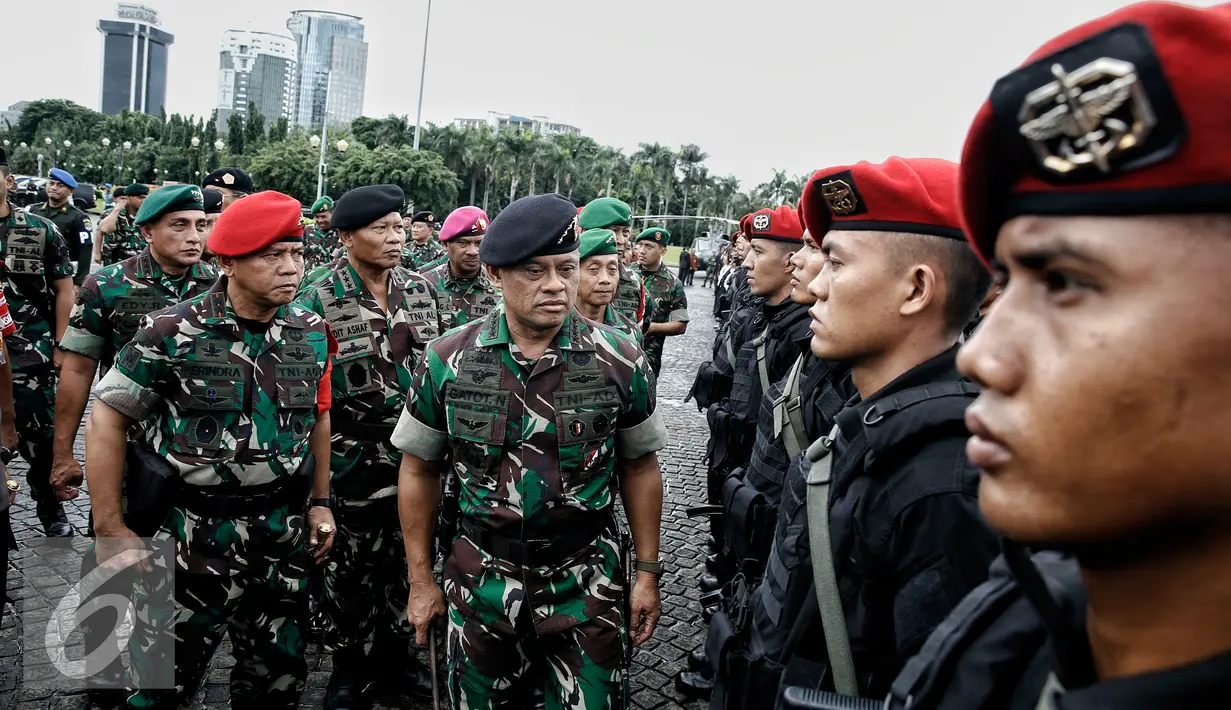 Panglima TNI Jenderal Gatot Nurmantyo meninjau pasukan usai Apel Gelar Pasukan Pengamanan KTT OKI ke-5 di Silang Monas, Jakarta Pusat, Selasa (1/3/2016). Sebanyak 10.150 ribu pasukan TNI dikerahkan pada Apel tersebut. (Liputan6.com/Faizal Fanani)