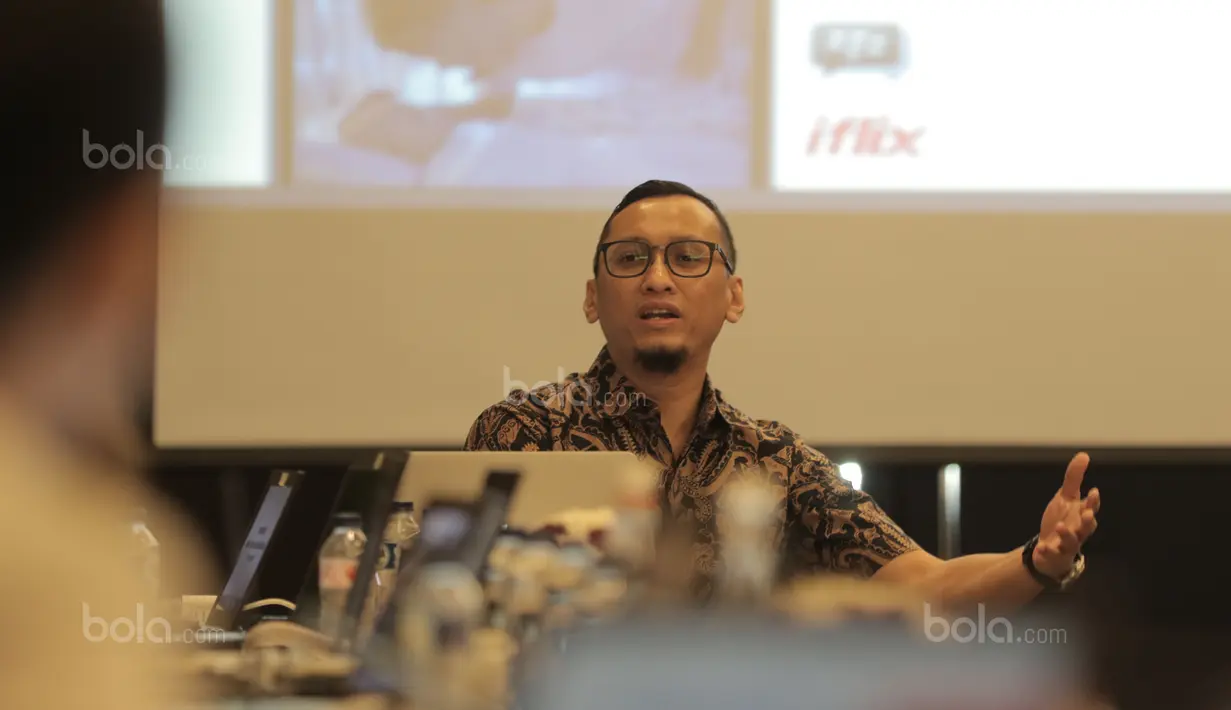 CMO PT Kreatif Media Karya (KMK) Online, Prami Rachmiadi memperkenalkan grup Emtek saat Workshop NBA di Hotel Fermount, Jakarta, (7/9/2017). Emtek satu-satunya grup Media di Indonesia yang menjalin kerjasama dengan NBA. (Bola.com/Nicklas Hanoatubun)    