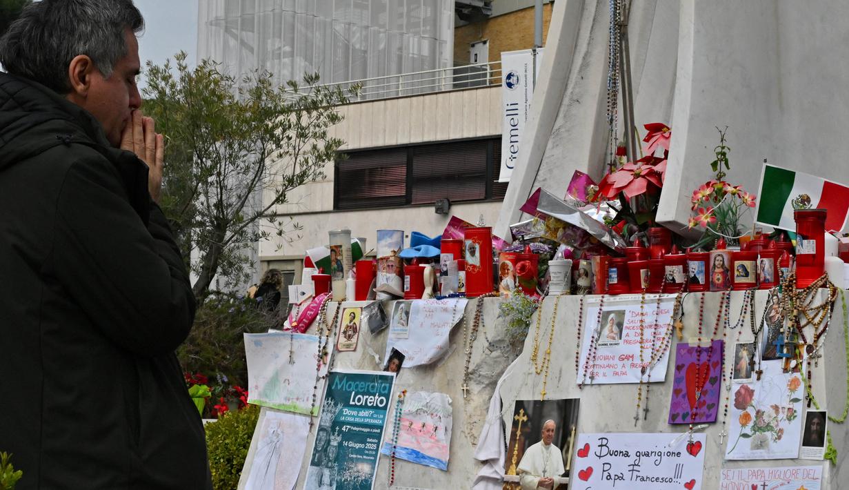 Hampir tiga pekan, Paus Fransiskus mendapatkan perawatan untuk pemulihan pneumonia di Rumah Sakit Gemelli, Roma. (ANDREAS SOLARO/AFP atau pemberi lisensi/AFP)