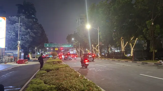 Arus lalu lintas di Jalan Medan Merdeka Selatan kembali dibuka normal setelah aksi demonstrasi mahasiswa berakhir. (Liputan6.com/Rifqy)