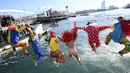Sejumlah peserta mengenakan kostum unik melompat ke dalam air dalam perlombaan renang bertajuk Copa Nadal (Piala Natal) edisi ke-115 yang berlangsung di Port Vell, Barcelona, Spanyol, Rabu (25/12/2024). Ajang tersebut diikuti oleh 450 peserta dengan jarak renang sejauh 200 meter. (AFP/Josep Lago)