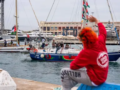 Kapal-kapal yang membawa aktivis dan bantuan kemanusiaan untuk warga Palestina di Gaza bermanuver di pelabuhan selama acara pelepasan simbolis sebagai bagian dari Global Sumud Flotilla, di Barcelona, Spanyol, Minggu 12 April 2026. Sejumlah kapal mengikuti acara pelepasan simbolis dan keberangkatan armada misi kemanusiaan Global Sumud Flotilla (GSF) untuk menembus blokade Gaza, Palestina. (AP Photo/Joan Mateu Parra)