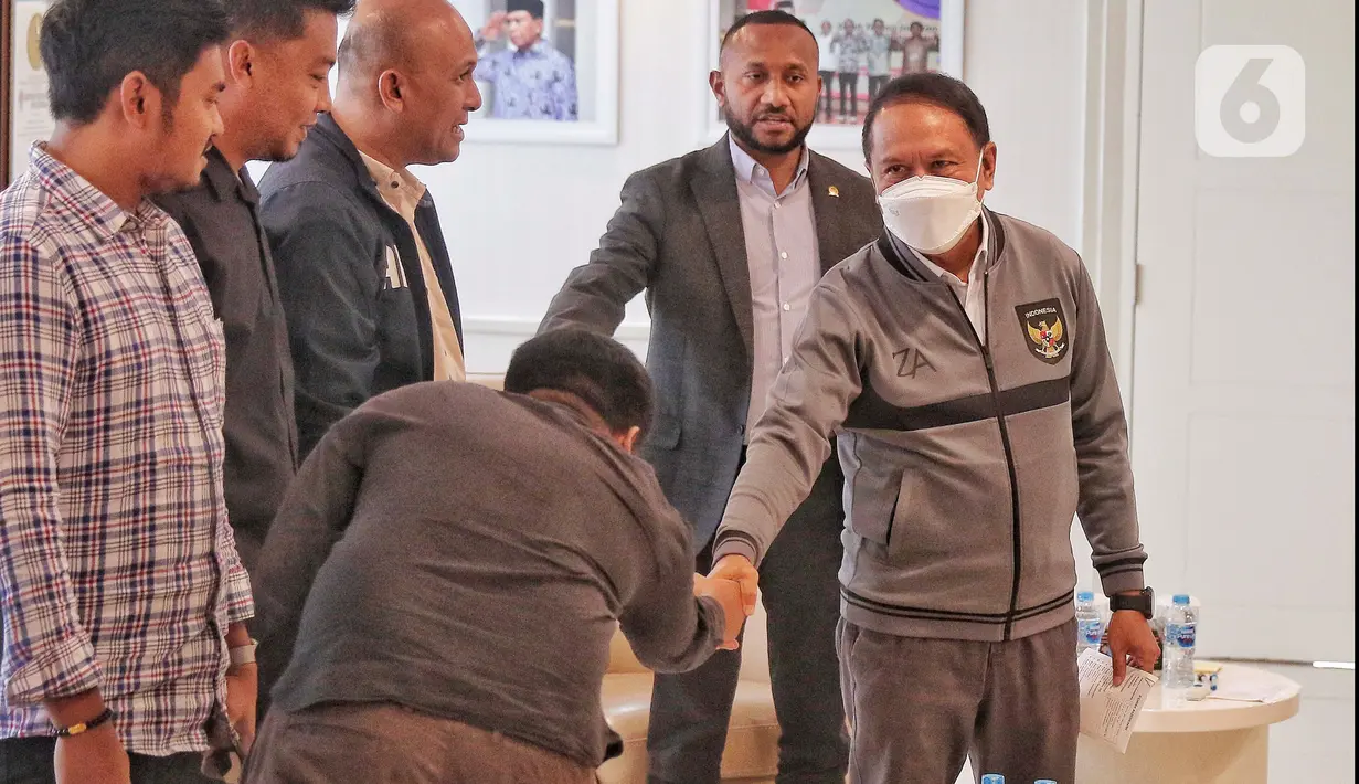 Menteri Pemuda dan Olahraga (Menpora) Zainudin Amali menerima audiensi dari perwakilan klub-klub sepak bola Liga 2 dan Asosiasi Pesepakbola Profesional Indonesia (APPI), di Gedung Kemenpora, Senin (30/1/2023). Ini merupakan pertemuan kedua Menpora dengan klub Liga 2 dan APPI setelah sebelumnya dilakukan pada 16 Januari lalu. (Liputan6.com/Angga Yuniar)
