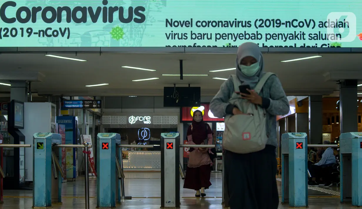 Pengguna KRL mengenakan masker saat berada di Stasiun Sudirman, Jakarta, Selasa (4/2/2020). PT Kereta Commuter Indonesia (KCI) melakukan sosialisasi tentang pencegahan penyebaran virus corona sambil membagikan masker secara gratis kepada penumpang. (merdeka.com/Imam Buhori)