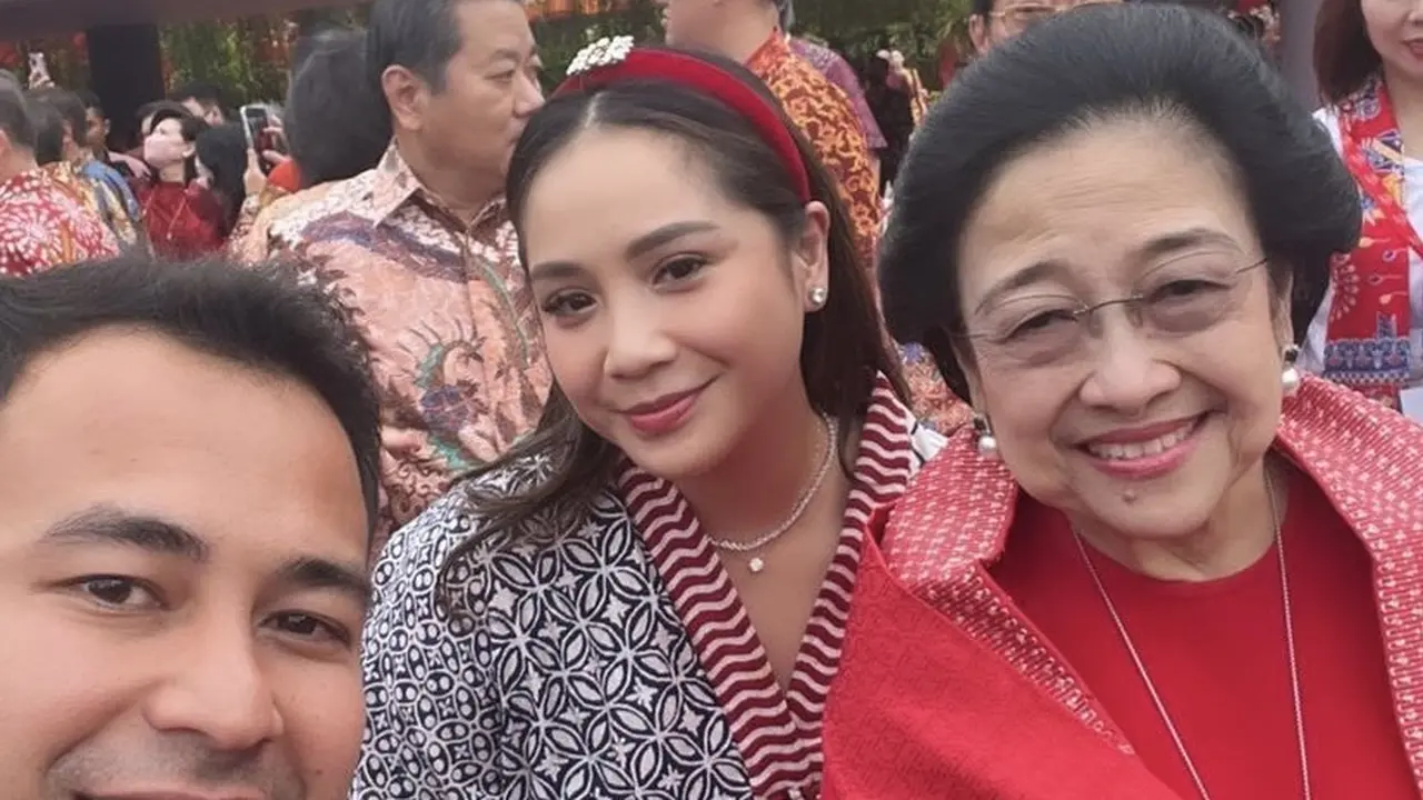 Nagita Slavina Kenakan Bondu Merah saat berfoto dengan Megawati