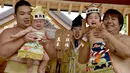 Dua pesumo menggendong bayi yang menangis selama Festival Nakizumo atau kontes bayi menangis di kuil Kamegaike-Hachiman, Minggu (14/5). Warga Jepang juga meyakini bahwa tangisan bayi bisa mengusir roh jahat. (Toru YAMANAKA/AFP)