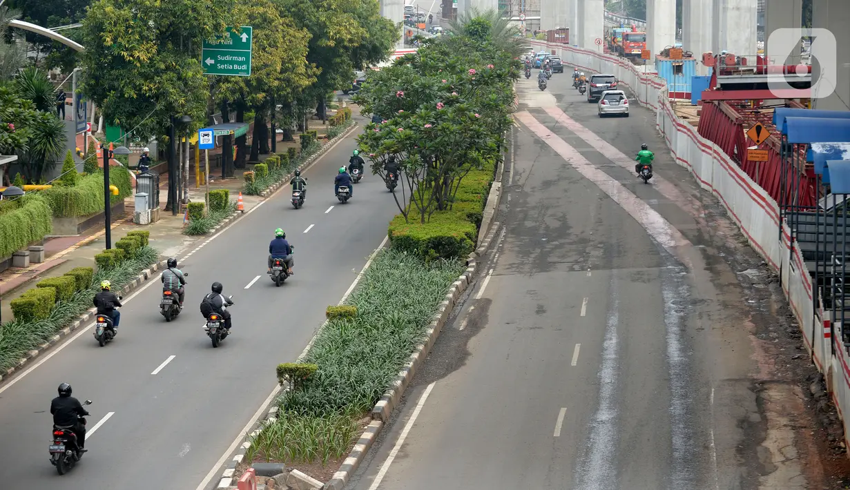 Kendaraan melintas di Jalan Rasuna Said, Jakarta, Senin (16/3/2020). Jalan Rasuna Said terlihat lengang setelah Gubernur DKI Jakarta Anies Baswedan mencabut sementara sistem ganjil genap dan meliburkan sekolah untuk mengantisipasi penyebaran cirus corona COVID-19. (merdeka.com/Dwi Narwoko)