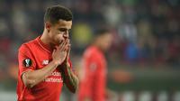Ekspresi pemain Liverpool, Philippe Coutinho, setelah gagal memanfaatkan peluang di depan gawang Augsburg pada laga leg pertama 32 besar Liga Europa, di WWK Arena, Augsburg, Jerman, Jumat (19/2/2016) dini hari WIB. (AFP/Christof Stache)