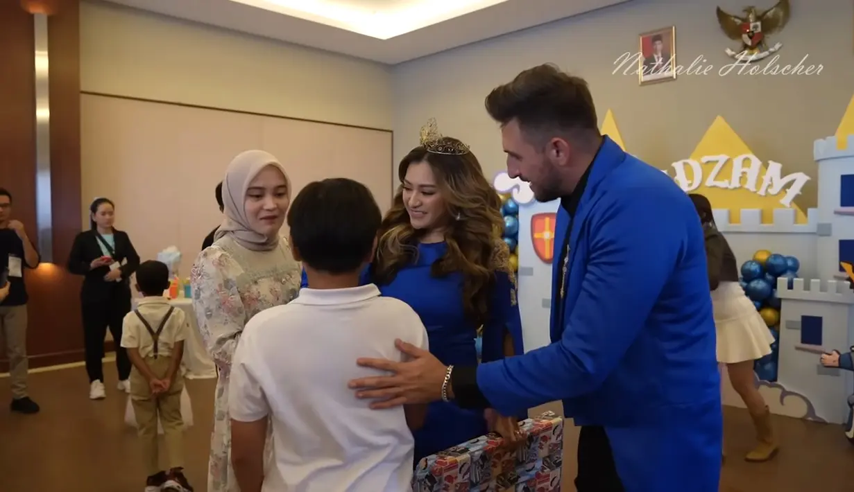 Kedatangan mereka disambut Nathalie dan Ladislao yang kini jadi pendampingnya.  [Youtube/NATHALIE HOLSCHER]