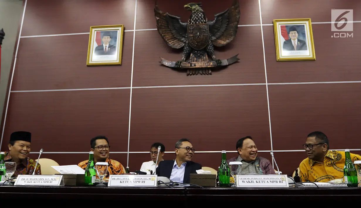 Ketua MPR Zulkifli Hasan (tengah) sebelum menggelar rapat gabungan pimpinan MPR di Kompleks Parlemen, Jakarta, Rabu (24/7/2019). Rapat membahas persiapan Sidang Tahunan MPR 16 Agustus mendatang dan persiapan Sidang Akhir Masa Jabatan MPR  periode 2014-2019. (Liputan6.com/Johan Tallo)