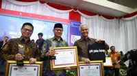 (Kanan) Gubernur Jawa Tengah, Ganjar Pranowo menerima penghargaan Pemerintah Daerah Provinsi dengan predikat terbaik capaian aksi koordinasi dan supervisi pencegahan korupsi secara nasional tahun 2019.