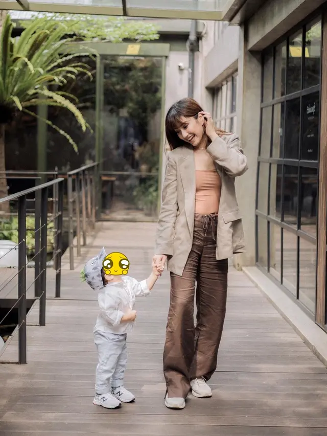 6 Potret Louise Anastasya saat Momong Anak, Disebut Bak Kakak dan Adik