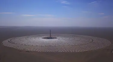 Pemandangan pembangkit listrik tenaga surya di Dunhuang, Provinsi Gansu, China, Minggu (2/9). Pembangkit listrik tenaga surya ini berkapasitas 100 Megawatt. (STR/AFP)