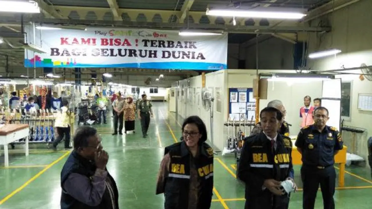 Presiden Jokowi dan menteri kabinet kerja saat meluncurkan kebijakan percepatan perizinan di bidang kepabeanan dan cukai (Dok Foto: Liputan6.com/Septian Deny)