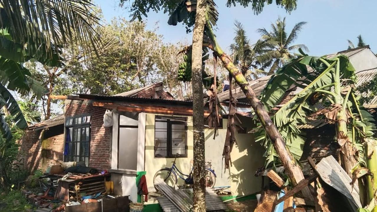 Puting beliung melanda 2 kecamatan di Cilacap, Kamis (1/10/2020). (Foto: Liputan6.com/BPBD Cilacap)