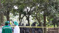 Tim Gegana Polda Metro Jaya ikut mengecek langsung kadar paparan yang terkandung dalam tanah kosong di Perumahan Batan Indah, Setu, Kota Tangerang Selatan (Tangsel), Banten, Minggu (17/2/2020). (Liputan6.com/Pramita Tristiawati)
