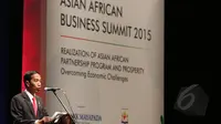 Presiden Jokowi memberi kata sambutan saat membuka Asian-African-Business Summit yang merupakan rangkaian peringatan Konferensi Asia Afrika di Jakarta Convention Centre, Selasa (21/4/2015). (Liputan6.com/Herman Zakharia)