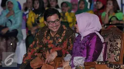 Menteri ATR/Kepala BPN, Ferry Mursyidan Baldan (kiri) berbincang dengan istri Wakil Presiden RI, Mufidah Jusuf Kalla saat menghadiri Lomba Kuliner Daerah dan Desain Busana Nusantara, Jakarta, Senin (18/4/2016). (Liputan6.com/Helmi Fithriansyah)